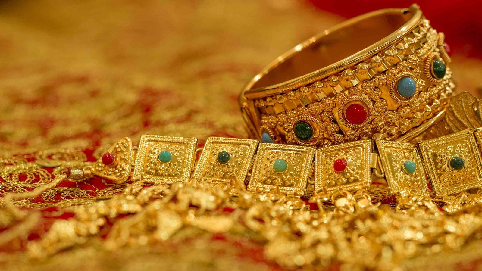Pakistani Gold Price Approaches Rs. 224,000 Per Tola as Rupees Drop in Price 